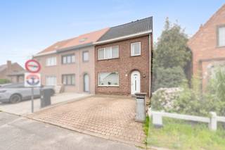 [[ DIT PAND NEEMT DEEL AAN DE ERA OPEN HUIZEN DAG OP 13/6 VAN 17:30 TOT 18:30 ]]
<p>Te koop: charmante woning in Sint-Niklaas, gelegen aan de stadsrand, op korte afstand van scholen, openbaar vervoer en het treinstation.</p>

<p>Deze woning biedt een comfortabele indeling met een ruime woonkamer en twee terrassen, ideaal voor wie graag buiten geniet. De keuken is volledig ingebouwd en voorzien van moderne toestellen, wat koken een plezier maakt. Dankzij de ligging aan de stadsrand geniet u van rust, terwijl alle voorzieningen binnen handbereik zijn.</p>

<p>Belangrijkste ruimtes:<br />• Ruime woonkamer (35 m²) met veel lichtinval<br />• Volledig ingebouwde keuken (12 m²) met elektrische kookplaat, oven, vaatwasser en diepvries<br />• Twee slaapkamers (14 m² en 13 m²)<br />• Badkamer (5 m²) met ligbad, toilet en wastafel in meubel<br />• Wasplaats (9 m²) met aansluitingen voor wasmachine en droogkast<br />• Berging (2 m²)<br />• Twee terrassen (38 m² en 19 m²)<br />• Zolder (38 m²) bereikbaar via zolderluik</p>

<p>Troeven:<br />• Rustige ligging aan de stadsrand met alle voorzieningen dichtbij<br />• Twee ruime terrassen voor optimaal buitenleven<br />• Volledig uitgeruste keuken</p>

<p>Neem vandaag nog contact op met je ERA-makelaar voor een bezoek. JOUW DROOMHUIS. ZO GEVONDEN!</p>