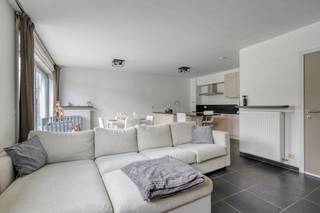 Het appartement omvat een inkomhal met vestiaire en een aparte toilet, een ruime woon- en eetkamer met open en volledig geïnstalleerde keuken, beiden met zicht op de gemene tuin en het privé terras. <br />Op de eerste verdieping bevindt zich de ruime badkamer met recent gerenoveerde douche en 3 slaapkamers waarvan één met ingebouwde dressing.<br /><br />Inclusief een staanplaats met aansluitend kelder op niveau -1 met gekeurde elektrische laadpaal. <br />Mogelijkheid tot huren van extra buitenstaanplaats via de syndicus.<br />Maandelijkse lasten: 104 euro per maand.<br /><br />Troeven:<br />- EPC B<br />- Elektrische installatie conform<br />- Kleine mede-eigendom<br /><br />Afspraak maken via dewaele.com.<br /><br />De algemene voorwaarden van Dewaele DIY kunt u steeds raadplegen via dewaele.com.<br /><br />Bestuursmaatregelen in het maatregelenregister: nee
