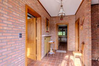 <p><strong>Solide en zeer ruime woning van 167 m² met o.a. 4 slaapkamers en een inpandige garage. De zeer ruime zolder biedt mogelijkheden tot uitbreiding en de volledige onderkeldering is een grote troef bij een renovatie. EPC Label-F<br /><br />Ligging: </strong>De woning ligt net buiten de dorpskern van het gezellige dorpje Stelen, een deeldorp van de Stad Geel. Zeer centraal tussen Geel en Westerlo en de omliggende gemeenten alsook op een boogscheut van op-en afrit van de E313.<br /><br /><strong>Indeling: -1: </strong>Kelder (met buitentrap) <strong>0: </strong>Inkomhal met vestiaire en toilet, leefruimte, keuken met eethoek, veranda, nachthal, 4 slaapkamers, inpandige garage <strong>+1: </strong>ruime zolder <strong>tuin </strong>met bijgebouw<br /><br /><strong>Beschrijving: </strong>Deze woning werd gebouwd in 1978 en betreft een oerdegelijke constructie. Ze beschikt over een uitzonderlijke gevelbreedte van 20m. en ligt op een perceel van maar liefst 31m. breed. De woning werd steeds goed onderhouden en beschikt over een solide basis, maar is aan renovatie en modernisatie toe.<br /><br />De woning heeft een klassieke indeling en beschikt over een inkomhal met vestiairekast en toilet. Van hieruit is er toegang naar de leefruimte en aansluitend de keuken. Achter de keuken en leefruimte grenst de veranda, die uitkijkt over de tuin.<br />De nachthal biedt toegang naar de 4 slaapkamers, badkamer én inpandige garage.<br /><br />Als extra troeven biedt de woning nog een volledige onderkeldering, die zowel vanuit de keuken als van buitenaf toegankelijk is. Dankzij een aantal ramen is hier natuurlijke lichtinval.<br />Ook de gigantische zolder biedt mogelijkheden als u wenst uit te breiden of voor stockage.<br /><br />Buiten zijn de tuin en het terras op het Westen gericht. Ideaal dus om van de avond-en middagzon te genieten, terwijl de kinderen in de tuin spelen. Van achterburen is geen sprake, aangezien de tuin achteraan grenst tegen de velden. Een mooi zicht is dus verzekerd!<br />Voor de autoliefhebber of hobbyist is een bijgebouw van +- 70m² ook aanwezig.<br /><br /><strong>Bijzondere informatieplicht:</strong> omgevingsvergunning stedenbouwkundige handelingen uitgereikt, woongebied, geen rechterlijke herstelmaatregel of bestuurlijke maatregel opgelegd, geen voorkooprecht ruimtelijke ordening, omgevingsvergunning voor verkavelen van gronden uitgereikt<br /><br />Deze woning valt onder de renovatieplicht. Voor meer info, kijk op de website van het Vlaams Energie- en Klimaatagentschap:<strong> https://energiesparen.be/renovatieverplichting<br /><br />Voor meer info of een bezoek ter plaatse neem contact op via 014/95 37 50.</strong></p>