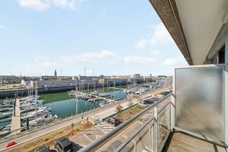 Vernieuwd appartement met 2 kamers en een zonnig terras, mooi gelegen aan de jachthaven van Zeebrugge. Vanuit het appartement kunt u genieten van een heerlijk uitzicht over het water en de aangemeerde zeilboten. Bovendien is de oriëntatie volledig zuidgericht waardoor u naast het mooi uitzicht ook kunt genieten van de zon. Een enorme troef van deze locatie.<br /><br />Het appartement werd grotendeels vernieuwd met o.a. een nieuw schuifraam, een nieuwe badkamer, een nieuwe open keuken, etc. …<br />De elektriciteit is volledig conform en het energielabel is goed (C).<br /><br />Indeling: grote leefruimte met een volledig ingerichte open keuken en een groot schuifraam met toegang naar het terras. Op de hall een apart toilet en een aparte berging. Verder nog een grote slaapkamer, een kleinere kamer (ideaal voor een stapelbed, of als dressing) en een mooie badkamer met inloopdouche. Klein terrasje aan de achterzijde.<br /><br />Meer informatie of een vrijblijvend bezoek?<br />Contacteer Sacha Vanrafelghem op GSM 0487/43.79.10.