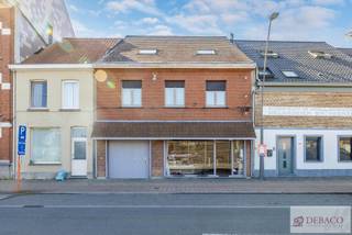 Ruim handelspand op een uitstekende locatie te Berlaar! <br /><br />Welkom in dit ruim handelspand met een mooie commercieel gelijkvloers en prachtig appartement met 3 slaapkamers! Dit unieke handelspand met veel mogelijkheden is gelegen op een uitstekende locatie nabij het centrum en station van Berlaar en geniet deze eigendom van een uitstekende zichtbaarheid, vlotte bereikbaarheid en tal van mogelijkheden! <br /><br />Op het gelijkvloers is er een mooie en ruime commerciële ruimte (momenteel gebruikt als slagerij) dat vele mogelijkheden biedt! <br /><br />De eerste verdieping is voorzien van een mooie lichtrijke woonkamer die naadloos overgaat tot de moderne en geïnstalleerde keuken. Vanuit de leefruimte krijgt u toegang tot het fantastisch en zonnig terras waar het heerlijk vertoeven is in de zomer! Op deze verdieping is er een functionele berging aanwezig en de badkamer die is voorzien van een bad, douche, dubbele lavabo en toilet. <br /><br />Op de tweede verdieping zijn er 3 mooie volwaardige slaapkamers aanwezig! <br /><br />Ten slotte is er helemaal achteraan nog een garage aanwezig!<br />Stedenbouwkundige inlichtingen & maatregelenregister zijn in aanvraag. <br /><br />Troeven: <br />+ Ruim handelspand <br />+ Appartement met 3 slaapkamers <br />+ Toplocatie nabij centrum Berlaar<br />+ Energiezuinig EPC label B <br />+ Fantastisch zonnig terras!<br /><br />Hebt u interesse in dit unieke handelspand op toplocatie te Berlaar? <br />Contacteer ons via info@debaco.be of bel ons op 014/73.77.77 voor een bezoek ter plaatse!