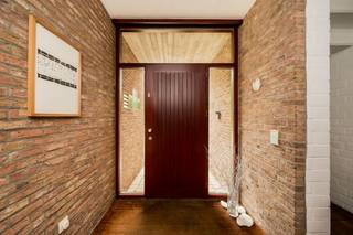 <p><span>Cette villa allie le charme d'une demeure architecturale des années '70 aux aménagements modernes en matière de confort et d'économies d'énergie. </span></p><p><span>Une propriété destinée à ceux qui savent apprécier l'espace, le calme, l'intimité et le cachet.</span></p><p><span>Une opportunité unique pour ceux qui recherchent une maison dotée d’une âme, d’une vision et d’un terrain exceptionnel au cœur de Begijnendijk.</span></p><p><span>Cette villa de caractère datant de 1978 est un exemple exceptionnel d’architecture avant-gardiste. Ce qui était considéré à l’époque comme particulièrement moderne reste aujourd’hui encore étonnamment actuel. </span></p><p><span>Conçue dans un souci d’espace, de lumière et de confort de vie, la maison allie un agencement bien pensé à une forte connexion entre l’intérieur et l’extérieur. Au fil des ans, la propriété a été entretenue avec le plus grand soin et optimisée, ce qui lui confère aujourd’hui une combinaison unique de charme authentique, de confort contemporain et d’un magnifique cadre naturel.</span></p><p><span>Située dans une rue calme de Begijnendijk, cette propriété bénéficie d’un emplacement idéal. Vous y vivrez en toute sérénité et intimité, entouré de verdure, tout en étant à proximité des principaux axes routiers, des commerces, des écoles et d’autres commodités. Le terrain, d’une superficie de pas moins de 4 350 m², constitue sans aucun doute l’un des principaux atouts de cette villa. À l’arrière se trouve une partie boisée privée, vous permettant de profiter chaque jour d’un coin de nature unique dans votre propre jardin. Ce vaste terrain offre en outre d’innombrables possibilités aux familles, aux amateurs de jardinage ou à ceux qui apprécient simplement l’espace et le calme.</span></p><p><span>En entrant dans la maison, vous accédez à un vaste hall d’entrée avec vestiaire et toilettes pour invités. Le spacieux espace de vie constitue le cœur de la maison et offre, grâce à ses grandes baies vitrées, une abondance de lumière naturelle et de magnifiques vues sur le jardin. Le coin salon et la salle à manger, très conviviaux, s’intègrent parfaitement à la cuisine, équipée d’une plaque de cuisson vitrocéramique, d’un four, d’une hotte Novy, d’un réfrigérateur et d’un congélateur. Le rez-de-chaussée comprend également une buanderie pratique, un garage intégré et un espace de rangement supplémentaire situé derrière le garage.</span></p><p><span>À l’étage, le couloir mène à trois chambres spacieuses, deux salles de bains, des toilettes séparées, un bureau ou un espace de travail et une salle de loisirs supplémentaire. L’étage entier est recouvert de parquet, ce qui lui confère une atmosphère chaleureuse et intemporelle.</span></p><p><span>Sur le plan technique également, cette villa a bénéficié d’importants investissements ces dernières années. En 2025, la toiture a été entièrement rénovée et dotée d’une nouvelle isolation et de nouvelles tuiles. De plus, un nouvel auvent a été installé. La maison dispose de panneaux solaires certifiés offrant un rendement d’environ 5 000 kWh par an, ce qui contribue à réduire la facture énergétique. Le chauffage central fonctionne au fioul et a été installé en 2006. On y trouve également un réservoir d’eau de pluie, une fosse septique et un réservoir en polyéthylène de 3 500 litres. Le robinet extérieur a été équipé d’une nouvelle pompe il y a cinq ans.</span></p><p><span>La cave, entièrement accessible, et un espace de rangement revêtu d’un tapis de pierre durable constituent une valeur ajoutée supplémentaire. Les allées extérieures ont également été réalisées avec la même finition de qualité. Le volet roulant présent dans la pièce à vivre renforce le confort et l’intimité.</span></p><p><span>Cette villa est bien plus qu’une simple maison. C’est une propriété chargée d’histoire, construite à une époque où les architectes osaient anticiper et voir plus loin que les tendances du moment. Grâce aux récentes rénovations et à un entretien constant, cette villa d’exception est en excellent état et prête à accueillir un nouveau propriétaire en quête d’espace, de tranquillité, de caractère et d’un cadre de vie exceptionnel. Une opportunité unique pour ceux qui souhaitent vivre dans une villa qui était en avance sur son temps et qui, aujourd’hui encore, impressionne par sa vision, son charme et son emplacement.</span></p><p><span> </span></p><p><span> </span></p>