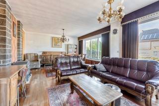 <strong>Halfopen woning op een perceel van 10a 69ca te koop in Schoot, Tessenderlo</strong><br /><br />In het centrum van Schoot (Tessenderlo) vinden we deze leuke halfopen bebouwing. De woning is centraal gelegen met een vlotte verbinding naar de E313. Een supermarkt, scholen, horeca en openbaar vervoer zijn eveneens vlot bereikbaar. Verder is de woning kort gelegen bij natuurgebied Gerhagen, ideaal voor natuurliefhebbers.<br /><br />We betreden de woning via de inkomhal die uitgeeft op de ruime leefruimte (32,4m²). De leefruimte werd gezellig ingericht en voorzien van een mazoutkachel. Naast de leefruimte bevindt zich de keuken (13,7m²) met zicht op de tuin. De keuken is uitgerust met een kookvuur met dampkap en een spoelbak. Achter de keuken is een berging met aansluiting voor wasmachine en droogkast. Verder bevindt zich hier ook het aparte toilet.<br /><br />Op de eerste verdieping bevinden zich drie ruime slaapkamers (12,6m², 16m² en 15,6m²) en de badkamer. De masterbedroom heeft een leuk balkon aan de voorzijde van de woning.<br /><br />Voor het parkeren van de wagen, of voor extra opslagruimte, is er een garagebox (19,15m²) met berging (8,3m²).<br /><br />De woning heeft een prachtige zuid georiënteerde tuin (10a 69ca) waar het heerlijk vertoeven is.<br /><br />De centrale verwarming gebeurt via een mazoutkachel in de leefruimte. De muren en het dak zijn geïsoleerd en de ramen zijn voorzien van HR-beglazing (PVC). De berekende energiescore bedraagt 385 kWh/m²jaar wat resulteert in een energielabel D.<br /><br />Spreekt deze leuke halfopen woning jullie aan? Contacteer ons via info@bosmanvastgoed.be voor meer info of een bezoek ter plaatse. Wij helpen jullie graag verder!