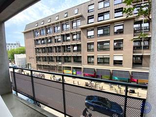 <p><span>Informatie studentenkamer/studio</span></p><p><span>Volledig gemeubelde studio met terras, gelegen op de 2de verdieping met lift! Ruime en lichtrijke leefruimte met directe toegang tot het west geörienteerd terras (avondzon). In de leefruimte is een open keuken met kookeiland, uitgerust met o.a. een elektrische kookplaat, dampkap, microgolf, koelkast met apart vriesvak, etc. Super centrale ligging in Antwerpen met verschillende hippe cafés en restaurants, winkels, etc. op wandelafstand! Parlofoon aanwezig. Maandelijkse kost: 50 EUR (onderhoud en verbruik van lift en de gemene delen). Mis deze kans niet en contacteer ons snel op <span>info@ccimmo.be</span></span><span>!</span></p><p><span> </span></p><p><span>Indeling</span></p><ul><li><span>Knusse leefruimte met veel lichtinval door de brede raampartij.</span></li><li><span>Vanuit de leefruimte heeft u toegang tot het gezellige terras met W-oriëntatie (avondzon).</span></li><li><span>Ingerichte keuken met kookeiland op tegelvloer met o.a. een elektrische kookplaat, dampkap, microgolf, koelkast met vriesvak en spoelbak.</span></li><li><span>Praktische badkamer met douche, wc en lavabomeubel en ingemaakte kast.</span></li><li><span>Gordijnen en verlichting aanwezig.</span></li><li><span>Geen aansluiting voorzien voor wasmachine.</span></li></ul><p><span> </span></p><p><span>Extra's</span></p><ul><li><span>Nieuwe airco met warmtepomp, voor zowel verwarming als verkoeling.</span></li><li><span>Volledig gemeubeld.</span></li></ul><p><span> </span></p><p><span>Huur informatie</span></p><ul><li><span>Huurprijs: 750 EUR.</span></li></ul><ul><li><span>Algemene kosten: 50 EUR/maand voor onderhoud lift en verbruik gemeenschappelijke delen.</span></li></ul><ul><li><span>Verbruik: individuele meters voor water, gas en elektriciteit.</span></li></ul><ul><li><span>Beschikbaarheid: overeen te komen.</span></li></ul><ul><li><span>Waarborg: 3 maanden.</span></li></ul><p><span> </span></p><ul><li><span>Opmaak ingaande plaatsbeschrijving 100 EUR excl. BTW.</span></li><li><span>Opmaak inventarislijst 100 EUR excl. BTW.</span></li><li><span>Verplichte aansluiting brandpolis door huurder.</span></li></ul><p><span> </span></p><p><span>Gebouw</span></p><ul><li><span>Gebouw bestaande uit 2 winkels op de gelijkvloerse verdieping en 5 verdiepen met in totaal 20 studio's/appartementen.</span></li></ul><ul><li><span>Parlofoon aanwezig.</span></li><li><span>Lift aanwezig.</span></li></ul><p><span> </span></p><p><span>Ligging</span></p><ul><li><span>Gelegen in de dichte nabijheid van het Mechelseplein en Theaterplein.</span></li><li><span>Op wandelafstand van het Theaterplein, de Leopoldplaats, supermarkten, ...</span></li><li><span>Verschillende leuke cafés, restaurants en winkels in de directe omgeving.</span></li><li><span>Openbaar vervoer voor de deur.</span></li><li><span>MOBISCORE: 9,7/10</span></li></ul><p><span> </span></p><p><span>*De informatie in deze prospect is ter informatieve titel: de kandidaat-huurders moeten hun eigen zaak maken van het verkrijgen, controleren en interpreteren van deze informatie.</span></p>