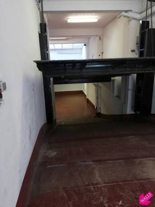 Deze garage is gelegen in de Osystraat, vlakbij de Franklin Rooseveltplaats. De indeling is als volgt: doorgang met splitlevel van telkens +/- 45m². Door middel van een automatische hefbrug kan u ofwel naar beneden of naar boven gaan. Maandelijkse kosten: +/-40€ afhankelijk van de activiteit.