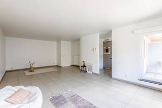 Dit instapklare appartement bevindt zich op de eerste verdieping van een mooie residentie, op <strong>wandelafstand van de Grote Markt</strong>, <strong>supermarkten</strong> en alle voorzieningen van het <strong>centrum van Sint-Niklaas.</strong><br /><br />De woning beschikt over een ruime leefruimte met toegang tot het eerste<strong> terras</strong> <strong>aan de voorzijde</strong>, een functionele keuken met aansluitende berging, en twee slaapkamers.<br />Aan de <strong>achterzijde</strong> bevindt zich een tweede<strong> riant terras</strong> waar het aangenaam vertoeven is.<br /><br />Verder beschikt het appartement over een <strong>ruime kelderberging</strong> en een<strong> brede overdekte autostaanplaats</strong> met inrit via de Joseph Lonckestraat. De autostaanplaats dient mee aangekocht te worden voor €20.000<br /><br />Een verzorgde en praktische woonst op een centrale locatie, ideaal voor wie comfortabel wil wonen dicht bij het stadscentrum.<br /><br />U kan een bezoek aanvragen via 03 502 98 74 of via emily@claves.be <br /><br />