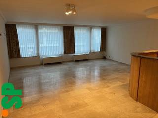 Appartement (1e verdieping) met 2 slaapkamers en ruim terras.Indeling: inkomhall, ruime woonkamer met open ingerichte keuken, berging, nachthall,...