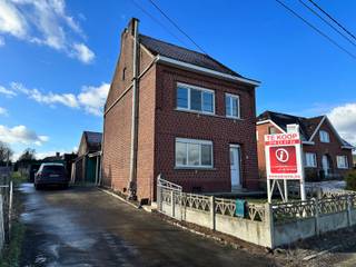 Uitstekend gelegen open bebouwing met een mooie tuin aan de achterzijde en een prachtig zicht aan de straatzijde over velden !!U komt de woning...