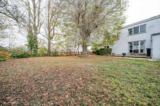 Située à proximité directe de toutes les facilités et des axes routiers, cette spacieuse maison vous séduira par son potentiel et sa...