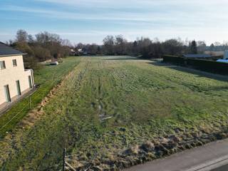 Mooi perceel bouwgrond, geschikt voor het oprichten van een vrijstaande woning met een gevelbreedte van ± 13,82m. Goede verbindingen met privaat en openbaar vervoer. Oriëntatie achtertuin: noordoosten. Gvg, Wglk, Gmo, Vkr, Vv. P-score: B. Oppervlakte: ± 10a 38ca. <br /><br />STEDENBOUWKUNDIGE VOORSCHRIFTEN :<br />Zie downloads.<br /><br />DIVERSEN :<br />Gas in de straat.<br />De kosten van de opmeting bedragen € 800 + 21% BTW en zijn ten laste van de koper, welke ook zijn aandeel in de kosten van de verkavelingsakte zal dragen. <br /><br />STEDENBOUWKUNDIG :<br />Stedenbouwkundige vergunning : nee<br />Stedenbouwkundige bestemming : woongebied met landelijk karakter<br />Geen rechterlijke herstelmaatregel of bestuurlijke maatregel opgelegd.<br />Voorkooprecht : ja (de Vlaamse Waterweg nv)<br />Verkavelingsvergunning : ja<br />P-score: B