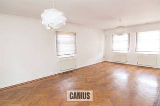 <p><span>LANDELIJKE WONING MET 3 SLKS, DRESSING & TUIN</span></p><p><span> </span></p><p><span>In de Ruisenburgstraat in Sint-Joris te Alken treffen wij deze knappe vrijstaande woning in pastorijstijl aan. De woning is gelegen in een doodlopende straat waardoor deze woning uiterst geschikt is voor bewoners die opzoek zijn naar rust. In de nabije omgeving treffen wij verschillende supermarkten, scholen, het gezellige dorpscentrum van Alken en lokale handelaars aan. Door de nabijheid van diverse verbindingswegen en de autosnelweg verplaatsen wij ons vlot naar omliggende steden en gemeenten. Zo bevinden wij ons op slechts vijftien minuten van het centrum van Hasselt & Sint-Truiden. </span></p><p><span> </span></p><p><span>Toegekomen aan de woning ontdekken wij een charmante open bebouwing met inpandige garage, een oprit en een voortuin. Via de voordeur betreden wij de inkomhal. Deze geeft ons enerzijds toegang tot het gastentoilet op de gelijkvloerse verdieping en anderzijds tot de gezellige leefruimte voorzien van een tijdloze parketvloer. In het verlengde van de woonkamer is er een veranda waar het extra gezellig vertoeven is door de aanwezigheid van de haard en het zicht op de tuin. De veranda zorgt voor een connectie tussen de leefruimte en de keuken voorzien van de nodige toestellen. Grenzend aan de keuken is er een berging/wasplaats met toegang tot de inpandige garage en de tuin. </span></p><p><span> </span></p><p><span>Nadat wij de gelijkvloerse verdieping hebben ontdekt begeven wij ons naar de inkomhal en nemen wij de trap naar de bovenverdieping. De nachthal geeft ons toegang tot drie slaapkamers, een dressing met aanwezigheid van maatkasten en de badkamer. De badkamer is voorzien van een ruime douche, een hoekbak, een lavabomeubel met spoelbak en een tweede toilet. </span></p><p><span> </span></p><p><span>Leuk detail is de aanwezigheid van een airco aanwezig en een waterverzachter. Nieuwsgierig om deze landelijke woning op een goed bereikbare doch rustige locatie te ontdekken? Vraag dan snel een bezoek aan via <span>info@canius.be</span></span><span> of contacteer onze medewerkers op het nummer 011 36 24 24. </span></p><p><span> </span></p><p><span>De vermelde oppervlaktes zijn slechts een indicatie. Canius kan niet verantwoordelijk gesteld worden voor de juistheid van de door zijn verstrekte gegevens. </span></p><p><span> </span></p>