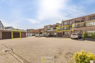 <strong>IDEALIS VASTGOED – RUIM APPARTEMENT MET TERRAS VAN CA.35M² EN PRIVATIEVE GARAGE IN HARTJE LOMMEL! Dit ruime appartement met een netto bewoonbare oppervlakte van ca.101m² bevindt zich op de 1<sup>e</sup> verdieping. Het appartement is vlot bereikbaar via de trappenzaal. Een naar eigen smaak op te frissen, goed ingedeeld en lichtrijk appartement met 2 slaapkamers, ruim terras en privatieve garage met sectionale poort! Zeker het bezoeken waard!!<br /><br />LIGGING: </strong><br />Dit appartement is gelegen in het hart van Lommel doch op een rustige aangename locatie, op wandelafstand van al de mogelijke faciliteiten zoals supermarkten, horeca, boetieks, bioscoop,.. Vanwege deze centrumlocatie te Lommel zijn omliggende gemeenten als Pelt, Mol en Geel zeer vlot bereikbaar, alsook de Nederlandse grens.<br /><br /><strong>INDELING: </strong><br /><strong>GEMEENSCHAPPELIJK:<br />Inkom:</strong><br />- Gemeenschappelijke inkom met trappenzaal –<br /><br /><strong>PRIVATIEF<br />Kelderverdieping:</strong><br />- Ruime kelderberging van ca.15m² behorende tot het appartement -<br />- Zeer makkelijk toegankelijke privatieve garagebox met sectionale poort -<br /><br /><strong>Appartement 1<sup>e</sup> Verdieping: </strong><br />– Inkomhal/nachthal met vestiaire – ruime woonkamer met veel lichtinval en aansluitend een aangename keuken voorzien van alle comfort – wasplaats/berging met voorziening voor wasmachine en droogkast – apart toilet – badkamer voorzien van bad en dubbele lavabo – Slaapkamer 1 – Slaapkamer 2 –<br /><br /><strong>Terras: </strong><br />- Prachtig ruim terras van ca.35m², écht een troef!! –<br /><br /><strong>BIJZONDERHEDEN:</strong><br />- Verzorgde residentie<br />- Aparte garagebox met sectionale poort<br />- ruime kelderberging (15m²)<br />- Bouwjaar 1982<br />- Op te frissen staat <br />- Keuken reeds gerenoveerd!<br />- Ruim appartement (101m² NBO)<br />- Praktische indeling<br />- Veel lichtinval<br />- EPC B (114kWh/m²jaar)<br />- Appartement is asbestveilig!<br />- Gegeerde locatie: pal in hartje Lommel!!!<br />- Centraal t.o.v. omliggende gemeenten en de Nederlandse grens<br /><br /><strong>Stedenbouwkundige Inlichtingen:</strong><br />Bouwvergunning - Woongebied - Geen dagvaarding - Geen voorkooprecht – Geen verkavelingsvergunning<br /><br /><strong>E-peil:</strong> 114 kWh/m² <strong>met certificaatnummer:</strong> 20251011-0003707294-RES-1<br /><br /><strong>O-peil:</strong> niet overstromingsgevoelig gebied<br />P-Score: A<br />G-Score: A<br /><br /><strong>Benieuwd naar dit appartement? Ons IDEALIS Team geeft U met plezier en steeds vrijblijvend de nodige informatie via e-mail, ter plaatse of op ons kantoor te Pelt.<br />Wenst U advies omtrent uw eigen woning? Graag plannen wij vrijblijvend met U een afspraak in om onze expertise met U te delen, steeds tot Uw dienst!!<br />Neem contact op met IDEALIS VASTGOED op 011/515 565 of mail naar info@idealisvastgoed.be!</strong>
