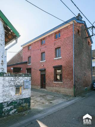 Deze verder af te werken woning vinden we in het rustige, pittoreske 's-Gravenvoeren. De ligging combineert een groene omgeving met een...