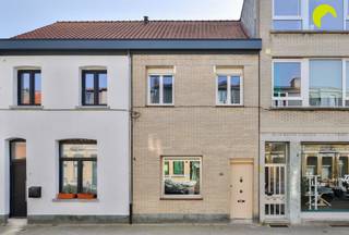 Cette maison mitoyenne bien située, avec une belle façade, se trouve à proximité immédiate de tous les transports publics (tram 7 et 15, liaisons...