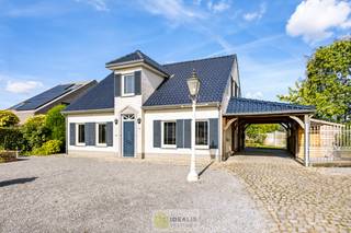 <strong>Een gezellige, recente woning, instapklaar, met praktische indeling, omringd door een fijne tuin, centraal gelegen tussen Hamont en Achel, vlakbij de NL-grens. Unieke kans voor gezinnen op zoek naar comfort in een recent huis op een ruime kavel!</strong><br /><br /><strong>LIGGING: </strong><br />Centraal gelegen tussen de centra van Hamont en Achel, groen zicht aan achterzijde! Perceel is toegankelijk aan zowel de Bosstraat, doch ook langs de zijkant met een aparte toegangspoort. Openbaar vervoer, winkels en scholen zijn binnen enkele minuten te bereiken, heel comfortabel wonen dus!<br /><br /><strong>INDELING: </strong><br /><strong>Gelijkvloerse verdieping: </strong><br />- Ontvangsthal met gastentoilet – ruime open woonkamer (bestaande uit salon- en eetgedeelte voorzien van airconditioning én speksteenkachel) – open leefkeuken aansluitend aan woonkamer (nieuw geïnstalleerde eiken keuken met natuurstenen werkblad voorzien van alle comfort zoals vaatwas, koeling, gasfornuis met dampkap en bakovens) – berging/wasruimte/bijkeuken/achterinkom (ingerichte ruimte aansluitend aan keuken) – ruime multifunctionele kamer met aparte ingang (momenteel ingericht als kantoor) – extra grote glazen veranda met als troef dat deze volledig open/dicht gedaan kan worden, al naargelang het seizoen (de perfecte plaats voor feesten en speelruimte voor kinderen en huisdieren) -<br /><br /><strong>1<sup>e</sup> verdieping:</strong><br />- Centrale nachthal - slaapkamer 1 (voorzien van airconditioning en dressingruimte) – slaapkamer 2 – slaapkamer 3 – nieuw geïnstalleerde stijlvolle badkamer (voorzien van toilet, dubbele wastafel met onderkast en extra kastruimte, vrijstaand bad en regendouchedouche met handdouche) –<br /><br /><strong>Zolderverdieping:</strong><br />- Kruipzolder overheen de bovenverdieping – bereikbaar via uitschuiftrap op overloop -<br /><br /><strong>Tuin: </strong><br />- Royaal perceel met ruime frontbreedte (+/- 43m) – onderhoudsvriendelijk ingericht aan voorzijde – prachtig gebouwde carport voor 2 wagens! – fietsenberging – verschillende terrassen – handige tuinschuurtjes – verder een aangenaam perceel met leuke plekjes van groen en privacy – volledig omheind – toegankelijk langs voorzijde, doch ook via zijingang met aparte tuinpoort -<br /><br /><strong>BIJZONDERHEDEN:</strong><br />- Knappe instapklare woning<br />- Nieuw geïnstalleerde keuken (2023, massief eiken kasten, natuurstenen werkblad, SMEG-fornuis en ovens)<br />- Nieuw geïnstalleerde badkamer (2023, bad/douche/dubbele wastafel/wc)<br />- Vloerverwarming in woonkamer en keuken<br />- Radiatoren op verdieping<br />- Airconditioning in leefruimte en hoofdslaapkamer<br />- 3 slaapkamers<br />- Extra multifunctionele ruimte op het gelijkvloers<br />- Prachtige glazen tuinkamer voor alle seizoenen<br />- Ruim perceel 14a 51ca!!<br />- Volledig omheind perceel (2 grote toegangspoorten)<br />- Ruime carport voor 2 wagens<br />- Fietsenberging (niet vergund)<br />- Centraal gelegen tussen Hamont en Achel, vlakbij NL-grens<br />- Groen gelegen aan achterzijde!<br /><br /><strong>Stedenbouwkundige Inlichtingen:</strong><br />Bouwvergunning - Woongebied - Geen dagvaarding - Geen voorkooprecht – Verkavelingsvoorschriften<br /><br /><br /><strong> EPC</strong>: 206kWh/(m²jaar)<strong> met certificaatcode: </strong>20221017-0002699567-RES-1<br /><br /><strong>O-peil:</strong> niet overstromingsgevoelig<br />P-score: D<br />G-score: C<br /><br /><strong>Benieuwd naar deze woning? Ons IDEALIS Team geeft U met plezier en steeds vrijblijvend de nodige informatie via e-mail , ter plaatse of op onze kantoren in Peer en Pelt.<br />Wenst U advies omtrent uw eigen woning? Graag plannen wij vrijblijvend met U een afspraak in om onze expertise met U te delen, steeds tot Uw dienst!!<br />Neem contact op met IDEALIS VASTGOED op 011/515 565 of mail naar info@idealisvastgoed.be!</strong><br /><br /> 