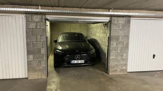 <p><span>Garagebox hartje Antwerpen achter de Meir</span></p><p><span>Op een toplocatie in het hart van Antwerpen, vlak achter de Meir, bevindt zich deze afgesloten garagebox op verdieping -1.</span></p><p><span>De toegang verloopt via een grote stalen toegangspoort, gevolgd door een tweede beveiligde poort naar de parking. Via een autolift bereikt u eenvoudig verdieping -1, waar de garagebox gelegen is.</span></p><p><span>De maximale inrijhoogte aan de hoofdingang bedraagt 1,90 meter en de inrijbreedte 2,30 meter.</span></p><p><span>Een ideale parkeeroplossing op een uiterst centrale locatie, midden in het centrum van Antwerpen.</span></p>