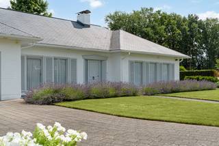 Deze eigendom is zeer verzorgd en is gelegen op een fraai aangelegd perceel. De woning is perfect geschikt voor levenslang wonen, met...