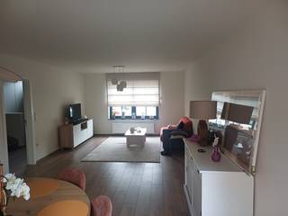 Nieuwbouw instapklare gezinswoning met 3 slaapkamers op een zeer gunstige ligging. De woning is voorzien van een ruime inkomhal, woonkamer, keuken, berging, achterinkom met apart toilet. Trap naar boven, 2 ruime slaapkamers, badkamer (bad/douche/dubbele wastafel/toilet). Trap naar boven, overloop, slaapkamer 3 en technische ruimte. Carport voorzien. Volledig beklinkerd. Omheinde tuin met tuinhuis op. Voor meer info contacteer ons via info@vastgoedfransen.be.