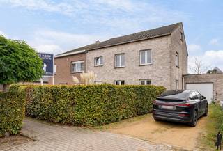 <p><strong>Pal in het centrum van Putte-Kapellen gelegen lichtrijke en op te frissen HOB op ca. 360 m² met zuidoostoriëntatie!</strong><br />Rustig gelegen in een aangename laan, op wandelafstand van alle winkels, HoReCa, openbaar vervoer en natuurgebied.<br /><br />Deze woning heeft in zijn totaliteit 3 bouwlagen, waaronder:<br />1. Een gelijkvloerse verdieping <br />2. Een eerste verdieping met 4 slaapkamers <br />3. Een ruime zolder</p>
<h4>Voorzieningen op de gelijkvloerse verdieping</h4>
<p>- Inkomhal met gastentoilet voorzien van handenwasser<br />- Ruime en lichtrijke leefruimte met raampartijen langs drie zijden<br />- Open keuken voorzien van toestellen, met rechtstreeks contact tot terras en tuin<br />- Praktische wasplaats/berging<br />- Toegang tot zonnig terras en privatieve tuin</p>
<h4>Voorzieningen op de eerste verdieping</h4>
<p>- Centrale hal<br />- 4 ruime slaapkamers <br />-Badkamer met ligbad, wastafel en toilet</p>
<h4>Zolderverdieping:</h4>
<p>- Enorme zolder met natuurlijke lichtinval dankzij bestaande ramen<br />- Ideaal geschikt voor het creëren van extra kamers, hobbyruimte of bureel</p>
<h4>Tuin</h4>
<p>- Zonnig en afgesloten terras met mooi aangelegde privatieve tuin, deels overdekt<br />- Rustige ligging met maximale privacy</p>
<br />
<h4>Bijzonderheden</h4>
<p>- Lichtrijke, breed opgezette woning met veel potentieel<br />- Gunstige zuidoostoriëntatie<br />- Mogelijkheid tot uitbreiding op zolder<br />- Centrale ligging op wandelafstand van winkels, horeca, scholen, openbaar vervoer en natuur</p>