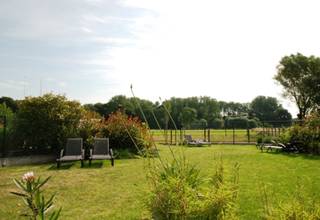 Villa classique située à la campagne sur un terrain de 583 m².Hall d'entrée spacieux, grand salon, grande cuisine, débarras et véranda, terrasse et...