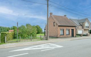 <p><span>Te renoveren open bebouwing / bouwgrond op een mooi perceel van 930m²</span></p><p><span> </span></p><p><span>Dit betreft een uitstekend gelegen eigendom met vele mogelijkheden nabij het Stropersbos.</span></p><p><span>De te renoveren woning is gelegen op een mooi perceel grond met een straatbreedte van 23,50m op de bouwlijn.</span></p><p><span>De mogelijkheid om te bouwen aan 6% BTW (sloop &amp; heropbouw), de veelzijdige ligging met vlotte mobiliteit en de groene omgeving zijn slechts enkele van de vele troeven.<br /><br /></span><span>INDELING</span></p><p><span><br /></span><span>Gelijkvloers:</span></p><p><span>Inkomhal.</span></p><p><span>Comfortabele leefruimte met veel lichtinval.<br />Keuken.<br />Badkamer met bad/douche combinatie, toilet en lavabo.<br />Berging en garage.</span></p><p><span>Zeer mooie tuin met uitgestrekt uitzicht over het achtergelegen landschap.</span></p><p><span> </span></p><p><span>1e verdieping:</span></p><p><span>2 slaapkamers.</span></p><p><span> </span></p><p><span>EXTRA</span><span><br />Grondig te renoveren / te verbouwen woning.</span></p><p><span>Mogelijkheid tot bouwen aan 6% BTW (sloop &amp; heropbouw).</span></p><p><span>Straatbreedte van 24,5m aan rooilijn, 23,5m aan bouwlijn.</span></p><p><span>Uitstekend gelegen op wandelafstand van Stropersbos, lagere school en bakker.</span></p><p><span>Tevens ook nabij de schitterende polders en dijken tussen Sint-Gillis-Waas, De Klinge en Meerdonk.<br />Vlotte mobiliteit via E34 (Antwerpen-Gent).</span></p><p><span> </span></p><p><span>Absolute topper in zijn klasse! </span></p><p><span> </span></p><p><span>EPC: Label F - 1.083kWh/m²</span></p><p><span>Wg - Vg - Gvv - Gvkr - Gmo</span></p><p><span><br /><br /></span></p><p><span> </span></p>