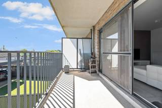 Ontdek dit hedendaags en architecturaal uitgewerkt appartement, gelegen op de eerste verdieping van een verzorgde residentie uit 2015 in Burcht, vlot bereikbaar via lift. De leefruimte baadt in het licht dankzij de grote schuiframen die een naadloze overgang creëren naar het royale, zuidgerichte terras.<br />De open keuken is strak vormgegeven en volledig geïntegreerd in het leefgeheel, uitgerust met alle hedendaagse toestellen en afgewerkt met oog voor detail. Het appartement beschikt over twee volwaardige slaapkamers, beide voorzien is van ingemaakte kasten. De indeling is doordacht, met een aparte wasruimte en een afzonderlijk gastentoilet. Vliegenramen en kwalitatieve materialen zorgen voor extra wooncomfort.<br />Met een energiezuinig karakter (E-peil 59 – energiescore A) kiest u bovendien voor een duurzame en toekomstgerichte woonst.<br />Achteraan het gebouw bevindt zich een privatieve staanplaats (verplicht mee aan te kopen voor €15.000) en een gemeenschappelijke fietsenberging.<br />Een stijlvolle en lichtrijke woonst op een aangename locatie, wees er snel bij!