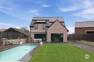 UITZONDERLIJKE WONING MET ZWEMBAD – MOGELIJKHEID ZELFSTANDIG BEROEP Op de Driewilgenstraat 82 in Sint-Truiden (Engelmanshoven) kunnen we deze...