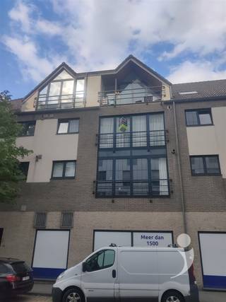 <p><span>Bel appartement avec parking souterrain dans le centre de Louvain</span></p><p><span> </span></p><p><span>Excellente situation avec de grands magasins à proximité (Action, Aldi, etc.)</span></p><p><span>Un hall d'entrée avec vestiaires intégrés mène directement au grand espace de vie.</span></p><p><span>Cet espace de vie est très lumineux grâce aux nombreuses fenêtres.</span></p><p><span>La cuisine est bien équipée avec des placards et de nombreux appareils utiles (four, four à micro-ondes, plaque de cuisson XL, hotte aspirante, réfrigérateur, congélateur, lave-vaisselle, évier)</span></p><p><span>La salle de bains dispose de 2 lavabos avec de grands meubles et d'une baignoire avec douche</span></p><p><span>Il y a 2 chambres à coucher très spacieuses.</span></p><p><span>Le débarras avec chaudière à gaz est équipé d'une buanderie.</span></p><p><span>Il y a également des toilettes séparées dans le couloir.</span></p><p><span> sous terre, il y a un grand parking pour une voiture ainsi qu'une cave. Le portail est actionné par une télécommande.</span></p><p><span> </span></p><p><span>Les frais communs s'élèvent à 60 euros par mois. (entretien de l'ascenseur, des couloirs, etc.).</span></p><p><span>Les rideaux sont fournis ainsi que l'éclairage. une partie de l'appartement sera également repeinte.</span></p><p><span>Disponible à partir du 1/8/2023.</span></p><p><span>Uniquement pour les baux à long terme. Pas de contrats de moins de 3 ans !</span></p><p><span>DOMICILE requis, pour les étudiants nous avons aussi des chambres disponibles ailleurs.</span></p><p><span> </span></p><p><span>Intéressé(e) ? Réservez rapidement votre rendez-vous via le bouton "planifiez votre visite" ou contactez-nous pour toute question au 0470 / 55 64 24 ou info@immolivit.be.</span></p>