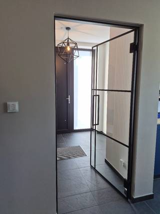 <p>Moderne energiezuinige halfopen woning met 4 slaapkamers in centrumwijk Stekene</p><p>Deze praktisch ingedeelde woning, voorzien van domotica en airconditioning, in het centrum van Stekene, bied je alle comfort, heeft een onderhoudsvriendelijke tuin en bovendien een EPC-score A (23 kw)</p><p>Binnenkomen doe je in een ruime hal met aan de linkerkant een rolstoeltoegankelijk toiletruimte.<br />Een moderne steellook deur brengt je in de volledige open leefruimte (+/- 80m²) die je naar smaak kan invullen. Momenteel een bureauruimte, woonkamer en eetkamer.<br />Aan de rechterzijde bevindt zich de open trap (met steentapijt), de bibliotheek en de eerste berging (wasruimte en technieken).</p><p>De leefruimte komt uit in een open keuken met een groot eiland als eyecacher. Deze keuken is voorzien van alle nodige toestellen (siemens) en heeft zelfs een stoomoven. Je vindt hier ook de 2e berging (ingewerkt).</p><p>Via het schuifraam kijk je uit op de tuin met terras (24m²) en stenen barbecue met werkblad.<br />De vrijstaande garage (20m²) bevindt zich links achter de woning en op de oprit is plaats voor 4 à 5 auto's.</p><p>Op de eerste verdieping bevindt zich een ruime nachthal, lichtrijke badkamer, een eerste slaapkamer, een linnenkamer en de masterbedroom met dressing (32m²). De badkamer bevat een apart toilet, dubbele lavabo, ligbad en ruime inloopdouche met 2 regendouches.</p><p>Op de 2e verdieping bevinden zich, naast een ruime hal, 2 grote slaapkamers, een toilet en een opbergruimte.<br />Boven deze verdieping is via het luik, met gemakkelijke uitvouwbare trap, de ruime zolder bereikbaar.</p><p>Nog enkele extra troeven:</p><p>- EPC A - 23<br />- ventilatiesysteem D<br />- horren voor àlle ramen<br />- instapklaar<br />- meerdere camera's voor de veiligheid<br />- vast netwerk + wifi 100% dekking in de hele woning én buiten<br />- domotica-installatie, sensoren in elke ruimte, digitale schakelaars ... alles volledig aanpasbaar naar eigen wens en aan te sturen via je smartphone<br />- mogelijkheid lift - liftschacht reeds aanwezig</p>