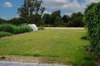 Deze inmiddels reeds gerenoveerde woning voldoet aan de huidige normen en is tevens hedendaags ingericht.De woning, welke geniet van veel natuurlijk...