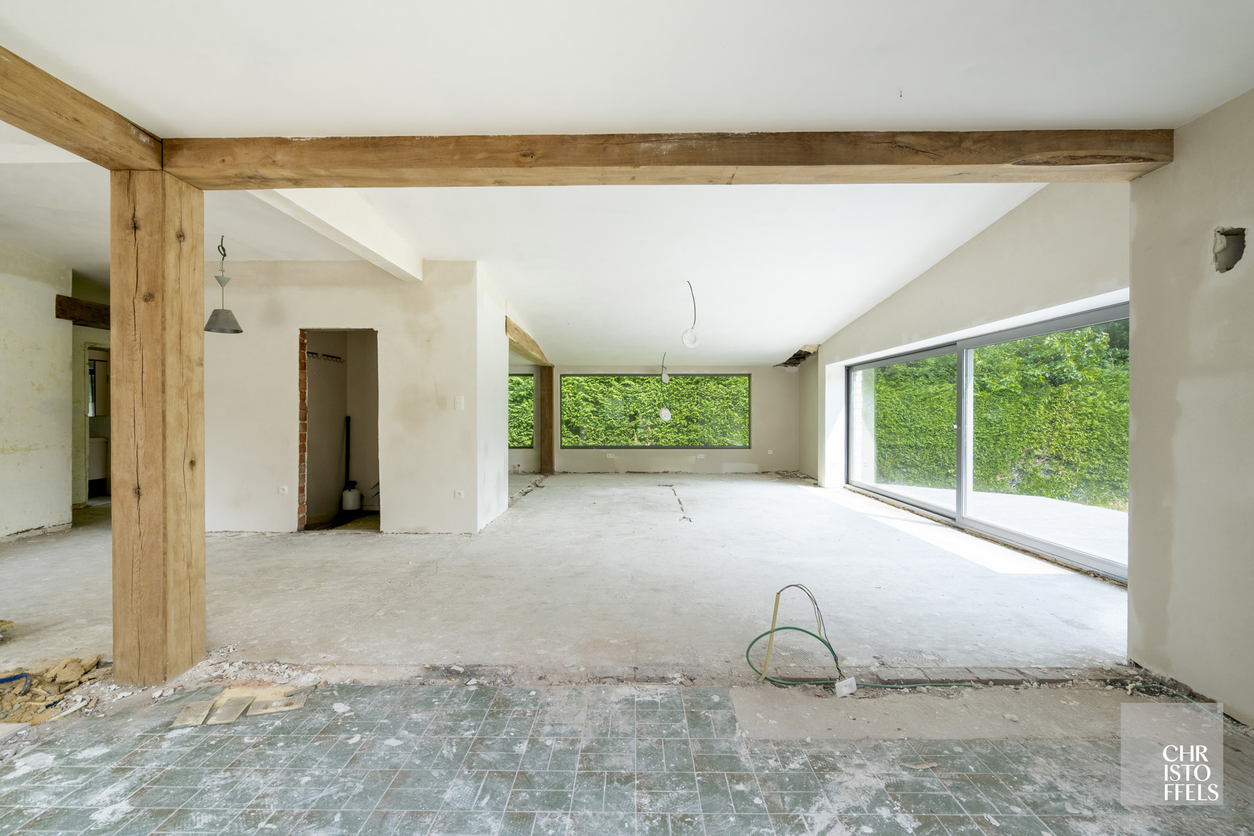Deels gerenoveerde laagbouwvilla, residentieel gelegen in de bossen op een uitgestrekt perceel van 3.981m² - foto 2