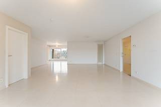 Centrum Roeselare - Ruim Instapklaar energiezuinig App met 3 slpk en garage<br /><br />Ruim en luxueus appartement met 3 slaapkamers in hartje Roeselare<br />Op zoek naar een instapklaar appartement met 2 terrassen dat ruimte, comfort én een topligging combineert?<br />Dan is dit uitzonderlijk appartement van maar liefst 163 m² bewoonbare oppervlakte precies wat u zoekt.<br />Gelegen in het centrum van Roeselare, geniet u hier van een uitstekende locatie met alle winkels, horeca, openbaar vervoer en voorzieningen op wandelafstand. Toch staat wooncomfort centraal dankzij de kwalitatieve en luxe afwerking die doorheen het hele appartement werd doorgetrokken.<br />Het appartement beschikt over drie volwaardige slaapkamers, ideaal voor gezinnen, thuiswerk of wie gewoon graag ruim woont. Dankzij de goede EPC-score en conforme elektriciteit woont u hier niet alleen comfortabel, maar ook energiezuinig en zorgeloos.<br /><br />Extra troef: een garage is afzonderlijk aan te kopen, wat een absolute meerwaarde is in het centrum.<br /><br />Troeven:<br />Topligging in centrum Roeselare<br />163 m² bewoonbare oppervlakte<br />3 ruime slaapkamers<br />Instapklaar en luxueus afgewerkt<br />Goede EPC-score<br />Conforme elektriciteit<br />Mogelijkheid om garage aan te kopen. (+ 23.000 euro)<br />Een uniek aanbod voor wie ruimte, luxe en een centrale ligging weet te appreciëren.<br /><br />Wacht niet te lang om deze unieke kans te grijpen. Kom het zelf ontdekken en ervaar de verschillende mogelijkheden die deze woning te bieden heeft. Wij staan klaar om u te verwelkomen in uw toekomstige droomhuis! Bel ons vrijblijvend op voor een bezoek en info. Wij begeleiden u graag met de glimlach op zoek naar uw droomwoning . T. 051 62 40 40.