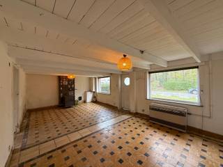 Op een tweetal minuten van de oprit van de E40 richting Brugge, de Kust en Gent vinden we dit leuke renovatiepand dat bestaat uit een leefruimte,...