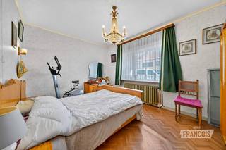 Bent u op zoek naar een warme thuis waar ruimte, licht en comfort centraal staan? Dan is deze te renoveren bungalow absoluut een bezoek waard.<br /><br />Via de inkomhal komt u terecht in een ruime en aangename leefomgeving. De lichtrijke woonkamer staat in directe verbinding met de veranda, die uitkijkt op de prachtige, zuidwestgerichte tuin. Aansluitend bevindt zich de uitgeruste keuken, een ideale plek voor gezellige familiemomenten.<br /><br />De woning beschikt op het gelijkvloers over drie volwaardige slaapkamers en een badkamer, wat zorgt voor optimaal wooncomfort en levenslang wonen mogelijk maakt. Daarnaast is er een inpandige dubbele garage met voldoende ruimte voor wagens, opslag of een hobbyruimte.<br /><br />Op de verdieping bevindt zich een vierde slaapkamer, aangevuld met een grote zolderruimte die tal van mogelijkheden biedt als berging, hobbykamer of extra woonruimte.<br /><br />De ruime tuin vormt een echte troef en biedt dankzij de zuidwestelijke oriëntatie de hele dag door zon en privacy. Bovendien geniet de woning van een rustige ligging, terwijl winkels, scholen en openbaar vervoer zich op korte afstand bevinden.<br /><br />Een ideale woning voor wie op zoek is naar ruimte, rust en de mogelijkheid om een eigen woonproject te realiseren.<br /><br />