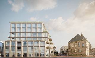 Centr is een nieuw en hedendaags woonproject in het centrum van Middelkerke. Fase 1 van het project omvat 32 appartementen en 2 handelspanden gelegen aan de Oostendelaan, op wandelafstand van de zeedijk, het Normandpark en tal van winkels en horecazaken.
De appartementen, met 1, 2 of 3 slaapkamers, variëren in grootte van 60 tot 142 m² en zijn ontworpen met oog voor licht, ruimte en wooncomfort. Elk appartement beschikt over een ruim terras dat naadloos aansluit op de leefruimte en zorgt voor een aangename buitenbeleving in elk seizoen. Dankzij de doordachte oriëntatie geniet je optimaal van zon en privacy. De afwerking is modern en duurzaam, met onder andere vloerverwarming en een geothermische warmtepomp die garant staan voor energiezuinig wonen.
Onder het gebouw zijn twee ondergrondse bouwlagen voorzien van staanplaatsen en garages, beschikbaar voor aankoop. De groene binnentuin vormt een rustige ontmoetingsplek voor bewoners en versterkt het gevoel van verbondenheid in dit stijlvolle project. Centr combineert hedendaagse architectuur met een sterke focus op woonkwaliteit. Of je nu op zoek bent naar een vaste thuis, een tweede verblijf of een interessante investering aan zee: Centr biedt een toekomstgerichte woonoplossing op een unieke ligging aan de Belgische kust.
Interesse in Centr? Neem contact op voor meer informatie via 050 70 81 74 of hello@keyimmo.be.