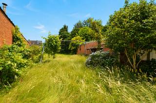 Te renoveren half open bebouwing met 5 slaapkamers, 2 badkamers en garage op een perceel van 584 m² op een goede locatie te Wommelgem, bestaande uit: inkomhal met voldoende plaats voor vestiairekast, woonkamer in L-vorm met veel lichtinval en voorzien van haard, basis ingerichte keuken, handige bijkeuken, apart toilet en veranda. Op de eerste verdieping zijn er 3 volwaardige slaapkamers en een badkamer voorzien van douche, lavabo en toilet. Op de tweede verdieping zijn er nog 3 extra kamers en eenvoudige badkamer voorzien van lavabo en toilet. Voorts beschikt de woning nog over een ruime oprit met garage en grote tuin. Deze woning dient een grondige renovatie te ondergaan maar biedt veel potentieel. EPC: 850 kWh/m² (renovatieverplichting van toepassing). Beschikbaar bij akte.