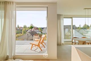 Dit hoogwaardig afgewerkte appartement maakt deel uit van het prestigieuze nieuwbouwproject AQUILO, gelegen in het stijlvolle en rustige Sint-Idesbald. Hier komen modern comfort en verfijnde architectuur samen op een unieke locatie aan de Belgische kust.<br /><br />Dankzij individuele zonnepanelen, een geavanceerd ventilatiesysteem (type D), doorgedreven isolatie en een warmtepomp, voldoet dit appartement aan de strengste normen op vlak van energiezuinigheid. De royale oppervlaktes versterken het gevoel van luxe en ruimte.<br /><br />Indeling (volgens plan):<br />Inkom met toilet en berging, lichtrijke leefruimte met open keuken, 2 slaapkamers met elk zijn eigen badkamer, terras en ruime zolderberging.<br /><br />Dit appartement is volledig instap klaar en volledig afgewerkt met gordijnen, verlichting, metalen deuren, schilderwerken en meer.<br /><br />Afmetingen:<br />- Oppervlakte appartement: 133,13 m²<br />- Oppervlakte terras: 20,09 m²<br />- Oppervlakte zolderberging: 22,69 m²<br /><br />Extra’s:<br />Aankoop van een ondergrondse parkeerplaats en kelderberging is verplicht, maar niet inbegrepen in de vermelde prijs.<br /><br />Dit is een unieke kans om te wonen in een exclusieve setting in het hart van Sint-Idesbald. Wenst u meer informatie of een bezoek aan het ingericht modelappartement?<br />Neem vrijblijvend contact met ons op via 050 66 00 00 of louna@found-baker.com