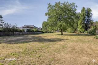 Mooie grote villagrond van 2445m², met een straatbreedte van 30 meter. Vooraan gelegen in woongebied met landelijk karakter, achteraan in...
