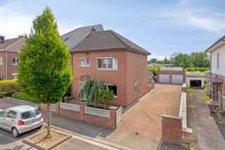 Immo Pické biedt U deze rustig gelegen woning aan in een doodlopende straat maar toch gelegen in de onmiddellijke omgeving van het centrum van Halle, winkels, scholen, openbaar vervoer en de belangrijkste verbindingswegen. Deze woning bestaat uit een inkomhal, een ruime woonkamer, een aangrenzende geïnstalleerde keuken met ontbijthoek, een bureel, een gastentoilet, een nachthal, 2 grote slaapkamers en een kleine slaapkamer/kinderkamer en een badkamer. Achter de woning vinden we een bijgebouw met dubbele garage en een ruim (gedeeltelijk overdekt) terras.