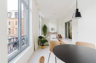 Unieke kans: volledig gerenoveerde opbrengsteigendom in het historische centrum van Gent, op wandelafstand van Kalandeberg, Mageleinstraat en Volderstraat. Dit pand combineert authentieke charme met hedendaags comfort en energiezuinige technieken.<br /><br />De grondige renovatie werd uitgevoerd met hoogwaardige materialen en moderne installaties zoals warmtepomp, vloerverwarming, zonnepanelen en ventilatiesysteem D. Resultaat: energiezuinige wooneenheden met EPB-label A (E-peil < 50).<br /><br />Indeling:<br /><br />- 1e &amp; 2e verdieping: twee lichtrijke appartementen met 1 slaapkamer en terras, hoge plafonds en grote ramen<br />- 3e verdieping: twee gezellige studio’s met aparte slaapkamer<br />- Extra troef: verkoop onder registratierechten (geen BTW).<br /><br />Deze opbrengsteigendom is een zorgeloze en future-proof investering met onmiddellijk rendement, gelegen op een absolute toplocatie in Gent, omringd door winkels, horeca en stedelijke dynamiek. Het gelijkvloers, bestaande uit 2 handelsruimtes en een parking/handelsruimte zijn niet inbegrepen, maar kunnen wel worden aangekocht.<br /><br />Interesse? Contacteer Anthony voor meer info of een bezoek op 0488 14 62 77