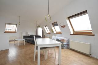 Op de tweede verdieping bevindt zich dit gezellig dakappartement.<br /><br />De leefruimte bestaat uit een living met open keuken. Aansluitend vind je een berging of wasplaats die extra opbergruimte biedt.<br /><br />Verder beschikt het appartement over<strong> twee slaapkamers.</strong><br />De tweede slaapkamer is geschikt als kinderkamer, bureau of logeerkamer en biedt plaats voor een enkel bed.<br /><br />De badkamer is uitgerust met een ligbad en lavabo en beschikt over een aansluiting voor een wasmachine.<br /><br />Verder is er een apart toilet aanwezig.<br /><br />Daarnaast beschikt het appartement over een <strong>eigen garage</strong>.<br /><br />Het appartement wordt verwarmd via centrale verwarming op gas en is voorzien van houten ramen met dubbele beglazing.<br /><br />Dankzij de <strong>gunstige ligging</strong> bevinden het centrum, winkels en scholen zich op korte afstand.<br /><br /><strong>Praktische informatie:</strong>
<ul>
	<li>Onmiddellijk beschikbaar</li>
	<li>Geen gemeenschappelijke kosten</li>
	<li>Huurwaarborg: 3 maanden huur (tbv € 2.145,-)</li>
</ul>
<br />Wens je graag een afspraak? Contacteer ons via 03/775.78.79.<br /> 