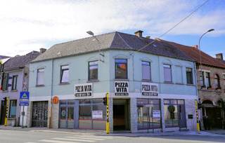 Deze hoek wordt gezien op de 2 drukken straten.<br />Er was hier een goed draaiende take-away gevestigd, wegens ziekte moest de eigenaar stoppen.<br />Grote droge kelder (geen foto’s), verbruikers-of wachtruimte, garage die kan dienen voor de fietsen van de afhalers, 2 toiletten beneden, dampkap en rvs werkbanken.<br />Boven kan de uitbater riant wonen en het aantal slaapkamers nog uitbreiden, of het, zoals nu, verhuren. Er is een heel recent conformiteitsattest, nog 10 jaar geldig.<br />Ramen zijn dubbel zoldervloer is geïsoleerd, electro is conform, er zijn 2 x EGW-meters.<br />De woning is verhuurd aan 900,-/maand.<br />Verkoopprijs bespreekbaar.
