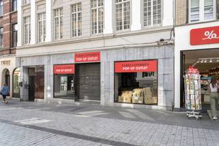 Ben je op zoek naar een strategisch gelegen winkelpand in het kloppend hart van Kortrijk? Dit uniek gelegen handelspand bevindt zich op een absolute A-locatie in de Lange Steenstraat, dé hoofdwinkelstraat van de stad, én in de Sionstraat, die directe toegang biedt tot het shoppingcenter K in Kortrijk.Sinds de opening van shoppingcenter K in 2010 is het bezoekersaantal in deze winkelzone aanzienlijk toegenomen, wat deze locatie tot een uitstekende commerciële uitvalsbasis maakt.De twee aaneengeschakelde panden bieden samen een totale winkeloppervlakte van ca. 259 m². Specificaties:* Lange Steenstraat 38: - winkelruimte van ca. 173m² met een brede vitrine van ca. 12,5 meter* Sionstraat 2: - winkelruilmte van ca. 86 m² met een gevelbreedte van ca. 5,6 meterTroeven:- Uitzonderlijke zichtbaarheid en bereikbaarheid- Zichtlocatie met hoge voetgangerspassage- Grote etalagebreedte in twee drukbezochte straten- Directe toegang tot winkelcentrum K- Geschikt voor mode, lifestyle, retail of andere commerciële doeleindenBent u op zoek naar een handelspand in het centrum van Kortrijk? Aarzel dan zeker niet om ons te contacteren op het nummer 056 21 11 11.