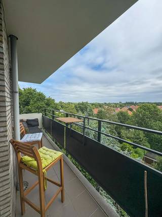 Op de zesde verdieping van een verzorgd gebouw in Mortsel bevindt zich dit gezellige en instapklare appartement van 95 m². De indeling omvat...