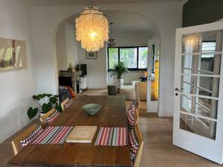 Deze prachtige woning bevindt zich in een rustige straat, vlakbij het centrum van Brasschaat. Bij binnenkomst vinden we een ruime inkomhal met gastentoilet. De zonnige woonkamer met open haard geeft achteraan toegang tot een ruime bureau/hobbykamer die toegang geeft tot het prachtige terras met tuin. . Er is een volledig ingerichte keuken (afwasmachine, ijskast, diepvries,... met 2 aparte praktische bergingen. De woning is tevens voorzien van een dubbele garage met oprit en een droge en ruime kelder. Op de 1ste verdieping vinden we 2 grote slaapkamers met TV-aansluiting en de prachtige recente badkamer met ligbad, aparte douche, toilet en wastafel. De woning is tevens voorzien van airco en nodigt uit tot rustig wonen in hartje Brasschaat.