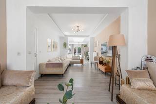 [[ DIT PAND NEEMT DEEL AAN DE ERA OPEN HUIZEN DAG OP 19/9 VAN 16:00 TOT 17:00 ]]
<p>Deze instapklare en lichtrijke woning combineert comfort met een praktische ligging aan de stadsrand van Dendermonde. De woning werd grotendeels gerenoveerd en beschikt bovendien over zonnepanelen, wat bijdraagt aan een energiezuiniger wooncomfort. Dankzij de centrale ligging geniet u van een vlotte verbinding naar winkels, scholen, ziekenhuis en openbaar vervoer. Met vier slaapkamers en twee badkamers biedt deze woning voldoende ruimte voor gezinnen of wie extra werk- of hobbyruimte zoekt. De aangename tuin vormt een fijne buitenruimte om te ontspannen.</p>

<p>• Lichtrijke woonkamer met aangename leefruimte<br />• Functionele keuken uitgerust met gasfornuis, dampkap, oven, vaatwasser en spoelbak<br />• Hal van 4 m² met praktische indeling<br />• Berging van 1,5 m²<br />• Extra berging van 3 m² met aansluiting voor wasmachine en droogkast<br />• Vier slaapkamers<br />• Twee badkamers voorzien van douche, toilet en wastafel<br />• Tuin van 40 m²<br />• Praktische fietsenstalling/berging/tuinhuis</p>

<p>• Instapklare en lichtrijke woning<br />• Grotendeels gerenoveerd met zonnepanelen<br />• Centrale ligging nabij invalswegen, scholen en openbaar vervoer</p>

<p>Neem vandaag nog contact op met je ERA-makelaar voor een bezoek. JOUW DROOMHUIS. ZO GEVONDEN!</p>