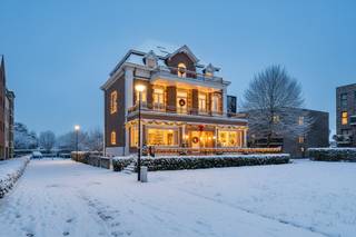 Cette maison de commerce pleine de caractère a été entièrement rénovée selon les normes contemporaines et finie avec des matériaux de haute...