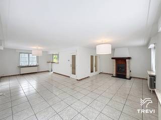 <p>WATERLOO. Charmante villa de ±152m² habitables, idéalement située, à proximité des facilités, de la gare et des écoles. La maison est composée au niveau du RDC d'un hall d'entrée avec WC séparé, d'un séjourtrès lumineux de ±50m² avec feu-ouvert (fonctionnel), d'une cuisine ouverte full équipée avec accès à la terrasse et au jardin. Au 1er étage, vous découvrirez un hall de nuit, 3 chambres (± 17, ±12 et ±9m²), une salle de douche avec WC. Au sous-sol, une grande cave et un garage 2 voitures. PEB D 335 kWh/m².an. Disponibilité immédiate. Mesures données à titre indicatif.<br /><br />Sous-sol<br />- 2 caves avec de grands espaces de stockage + garage 2 voitures avec porte électrique ;<br />- Buanderie avec machine à laver (à titre gracieux)</p>
<p>Rez-de-chaussée<br />- Hall d'entrée avec WC séparé<br />- Salon et salle à manger de ±50 m² (avec feu ouvert) accès à la terrasse (tente solaire)<br />- Cuisine ouverte semi-équipée de ±10m², avec accès à la terrasse et au jardin arrière.</p>
<p>Premier étage<br />- Hall de nuit <br />- Chambre 1 de ±17m² <br />- Chambre 2 de ±12 m²<br />- Chambre 3 de ±9 m² <br />- Salle de douche avec WC de ±6 m²<br /><br />Système d'alarme déja installé, l'abonnement est à charge des preneurs.</p>
<p>Présence également d’un spacieux jardin arrière avec terrasse + double vitrage + volets mécaniques</p>
<p>*Toutes les données sont données à titre indicatif.</p>