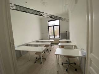 <p>Dit ruime gebouw, gelegen aan de Fiennenstraat 81–83, bestaat uit twee samengevoegde rijwoningen en beschikt in totaal over <strong>circa 595 m²</strong> bruikbare oppervlakte. Het pand werd oorspronkelijk gebruikt als internaat en biedt daardoor royale volumes en een functionele indeling.</p>
<p>Er zijn <strong>private parkeerplaatsen</strong> beschikbaar, wat een belangrijke troef vormt in deze omgeving.</p>
<p>Het gebouw leent zich uitstekend voor verschillende bestemmingen:</p>
<ul>
<li>
<p><strong>Kantoorfunctie</strong> met ruime werk- en vergaderruimtes</p>
</li>
<li>
<p><strong>Reconversie naar residentieel</strong> (meerdere wooneenheden of cohousingconcept), dankzij de structuur en het grote potentieel</p>
</li>
</ul>
<p>Hoewel <strong>renovatiewerken</strong> aangewezen zijn, biedt het pand uitzonderlijke mogelijkheden voor investeerders, bedrijven of ontwikkelaars die op zoek zijn naar een flexibel project met sterke toekomstwaarde.</p>