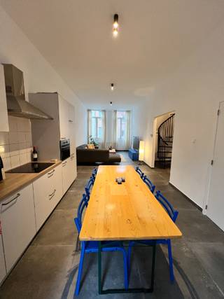 Interessante investering in de levendige Hoogstraat met 2 volledig aparte entiteiten: een handelspand met uitgebaatte bakkerij op het gelijkvloers en een volledig verhuurde bovenliggende woning in co-housing met 4 huurders. <br /><br />Op basis van een verkoopprijs van € 595.000 komt het bruto huurrendement uit op circa 6,3%. Dit pand positioneert zich daarmee aan de bovenzijde van het marktgemiddelde, wat het bijzonder interessant maakt voor investeerders die op zoek zijn naar een stabiele en gediversifieerde huuropbrengst. Huidige contracten en voorwaarden zijn beschikbaar op aanvraag.<br /><br /><strong>Indeling</strong><br /><br /><strong>Gelijkvloers – handelsruimte (momenteel bakkerij)</strong><br />Via de brede etalage met aparte inkom betreden we de handelsruimte. Deze open vloer is vlot in te delen en ideaal voor detailhandel, dienstverlening of een ander kleinschalig commercieel concept (onder voorbehoud van vergunning). Achteraan zijn er bijkomende ruimtes/stock en een trap die toegang geeft tot de woning.<br /><br /><strong>1e verdieping – leefruimte met terras</strong><br />Op de eerste verdieping bevindt zich een grote, doorlopende leefruimte met zithoek, eetplaats en open keuken. De afwerking is modern met grote vloertegels, strakke witte muren en veel natuurlijk licht dankzij de grote ramen vooraan. Achteraan geeft een schuifdeur uit op een gezellig stads-terras met houten vlonder.<br /><br /><strong>2e verdieping – 2 slaapkamers, badkamer en berging</strong><br />De tweede verdieping omvat twee volwaardige slaapkamers, een hedendaagse badkamer met douche, toilet en wastafelmeubel, en een praktische berging/wasruimte.<br /><br /><strong>3e verdieping – 2 slaapkamers en 2e badkamer</strong><br />Onder het dak vinden we nog twee ruime slaapkamers met mooie parketvloer en zichtbare houten balken, wat extra charme geeft. Op deze verdieping is er een tweede, ruime badkamer met ligbad, inloopdouche, wastafelmeubel en toilet.<br /><br />Wil je meer info of een bezoek plannen? Neem gerust contact op via 0494/030640 of michael@immovos.be <br /><br /><br />